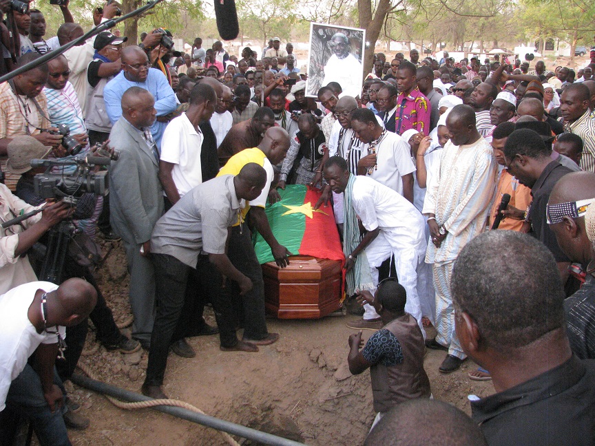 Obsèques du cinéaste Idrissa Ouédraogo :  L’ultime adieu au cimetière de Gounghin