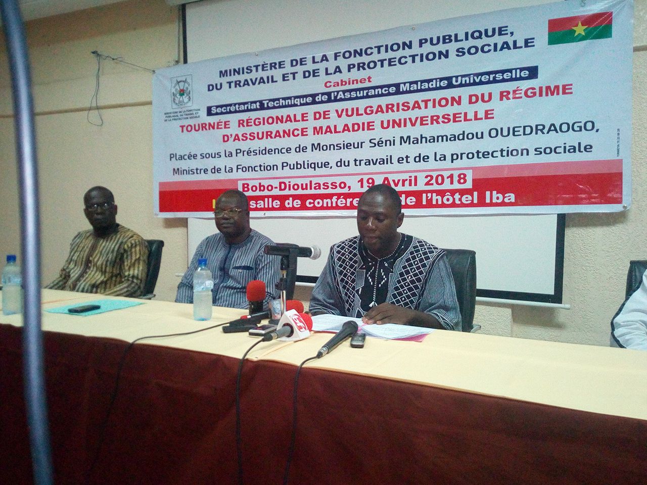 Vulgarisation du Régime d’assurance maladie universelle : Explications du ministre Séni dans les Hauts-Bassins et le Mouhoun Vulgarisation du Régime d’assurance maladie universelle : Explications du ministre Séni dans les Hauts-Bassins et le Mouhoun