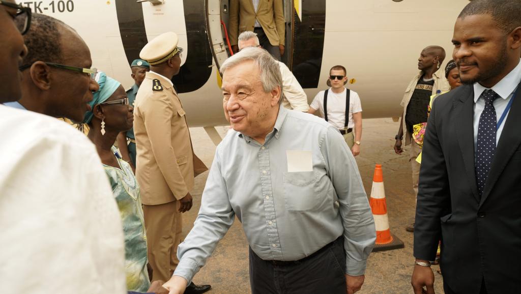 Antonio Guterres in situ au Mali : Visite d’un pompier sans lance d’incendie