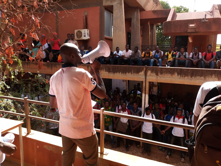 Grève de 24 h suivie de sit-in à l’UFR/SDS : Une mise en jambe en attendant des actions fortes ! Grève de 24 h suivie de sit-in à l’UFR/SDS : Une mise en jambe en attendant des actions fortes !