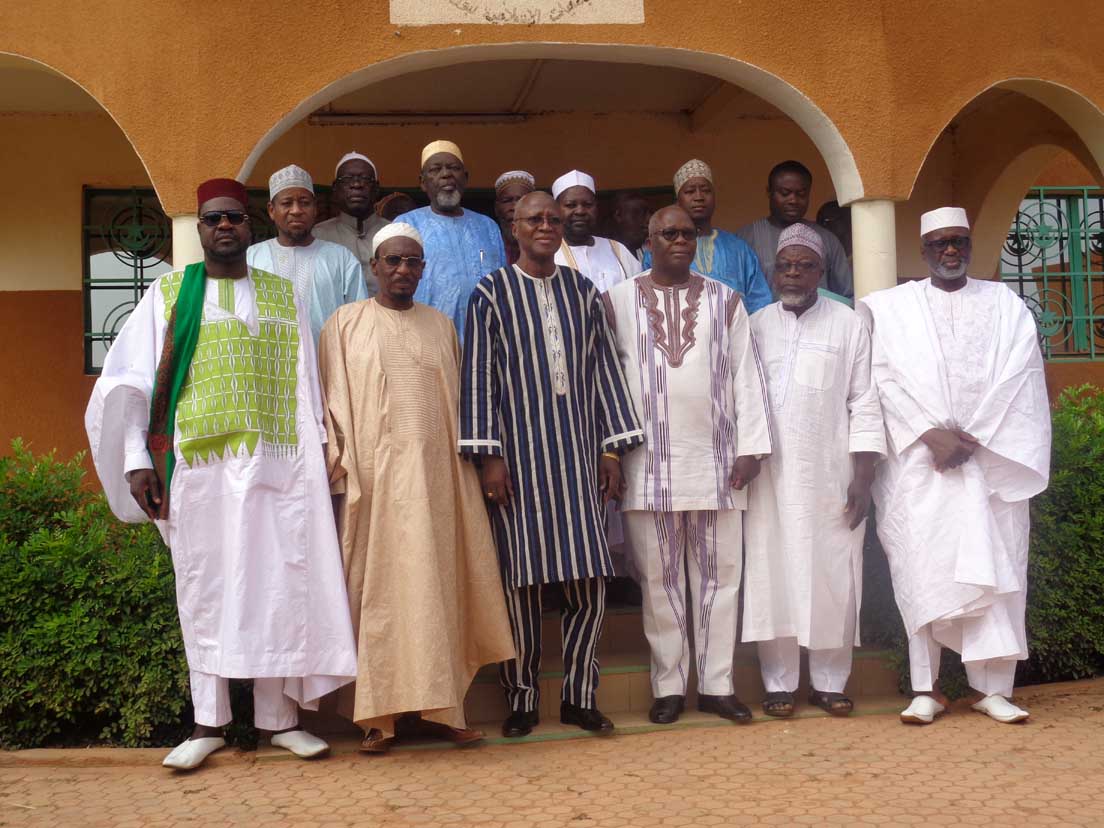 Visite du PM aux autorités religieuses : Bénédictions et prières ont été les maîtres-mots Visite du PM aux autorités religieuses : Bénédictions et prières ont été les maîtres-mots