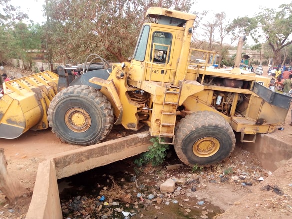 Accident de circulation : une caterpillar écrase une jeune femme, la population décrète une chasse aux policiers municipaux Accident de circulation : une caterpillar écrase une jeune femme, la population décrète une chasse aux policiers municipaux
