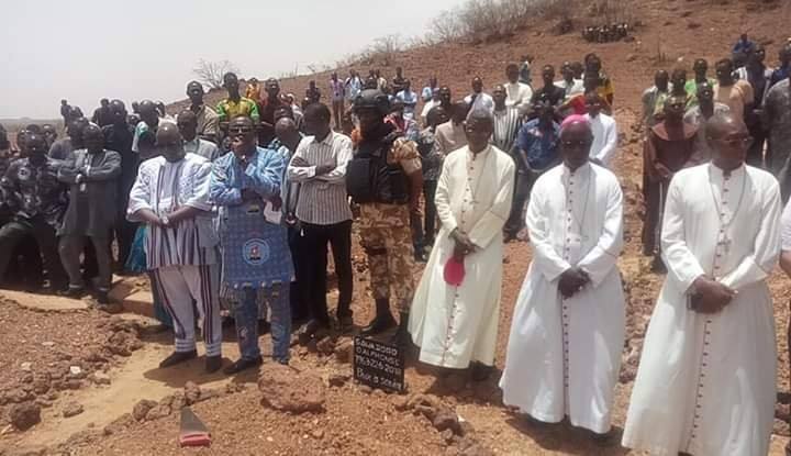 Obsèques des 6 suppliciés chrétiens de Dablo : Entre larmes, colère et appel à l’union sacrée Obsèques des 6 suppliciés chrétiens de Dablo : Entre larmes, colère et appel à l’union sacrée