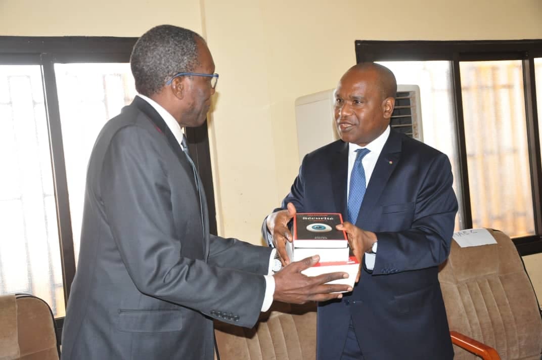 Académie de police de Pabré : Le ministre Alpha Barry offre cent ouvrages aux pensionnaires Académie de police de Pabré : Le ministre Alpha Barry offre cent ouvrages aux pensionnaires