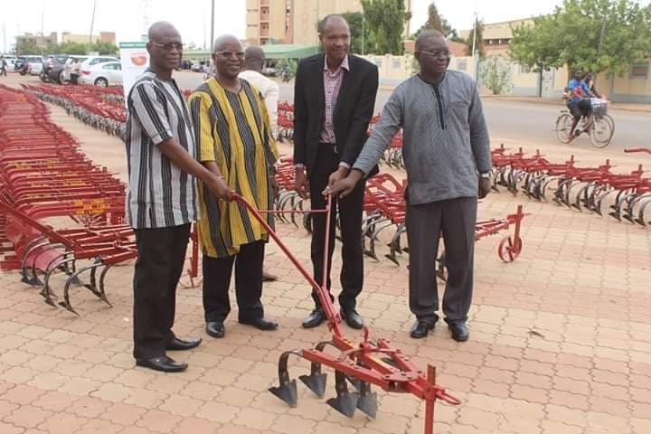Agriculture : La LONAB offre 200 houes et 300 charrues au monde paysan