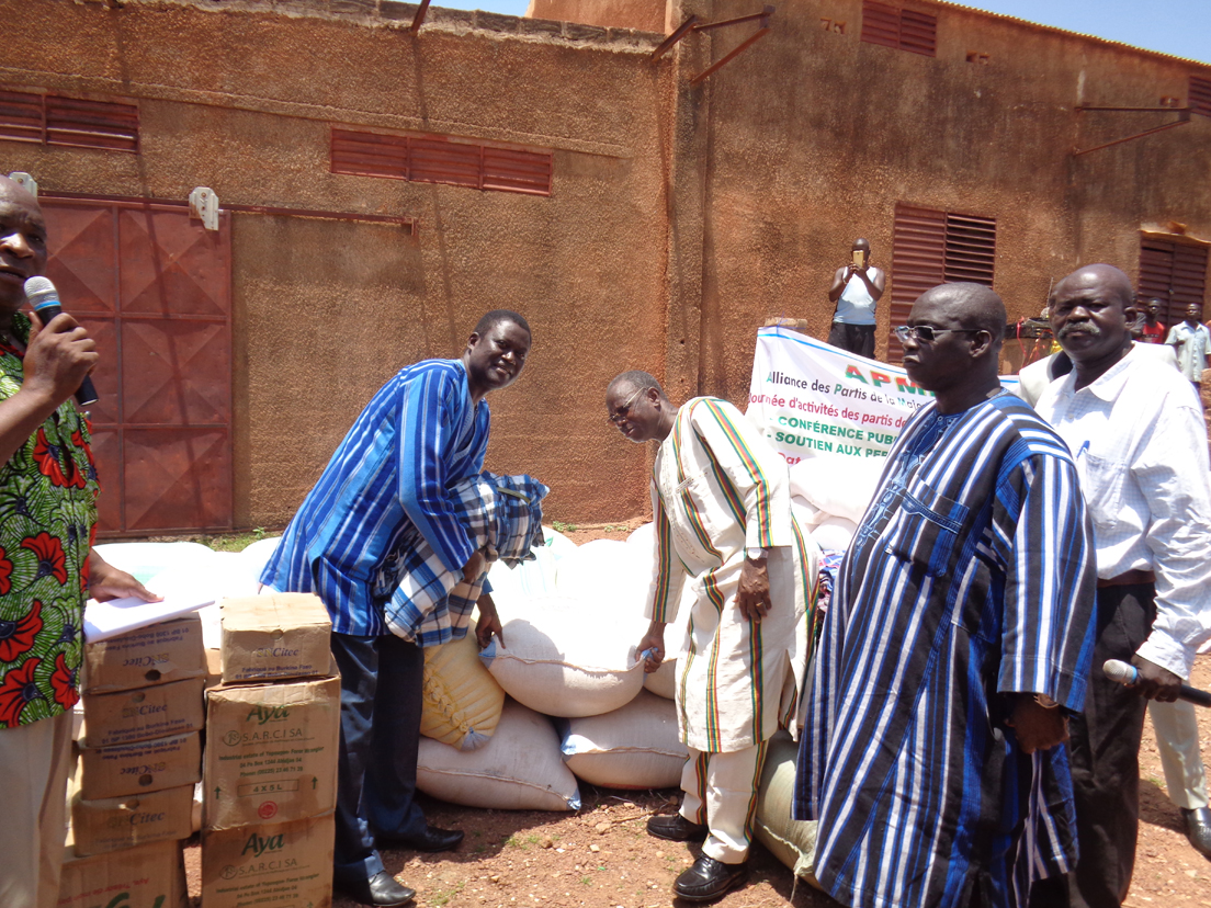 Soutien aux déplacés internes : La Majorité présidentielle  à Kaya avec des vivres
