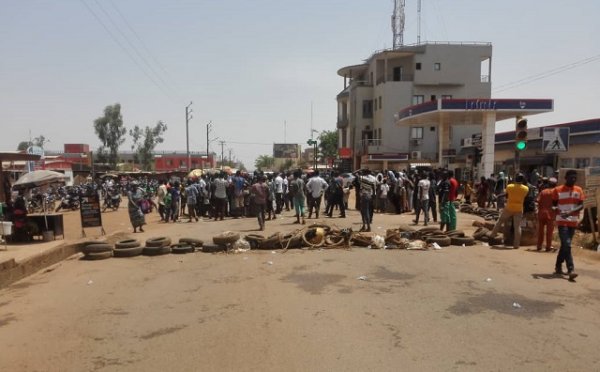 Sankar-yaar, Nabii-yaar, marché de Karpala, 10 yaar …Tout était «gnangmé» hier : les commerçants optent de mourir du Covid-19 que de faim Sankar-yaar, Nabii-yaar, marché de Karpala, 10 yaar …Tout était «gnangmé» hier : les commerçants optent de mourir du Covid-19 que de faim