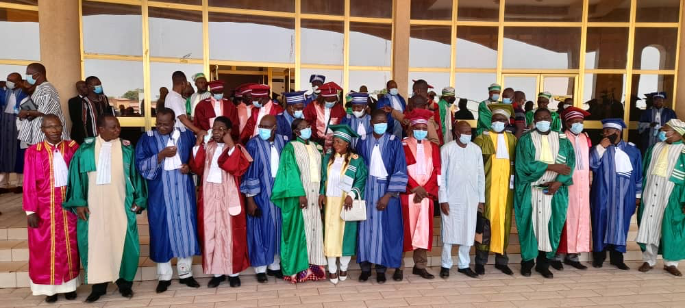 311 promus du CAMES cuvée 2020 : Drapés de leurs toges à Bobo 311 promus du CAMES cuvée 2020 : Drapés de leurs toges à Bobo