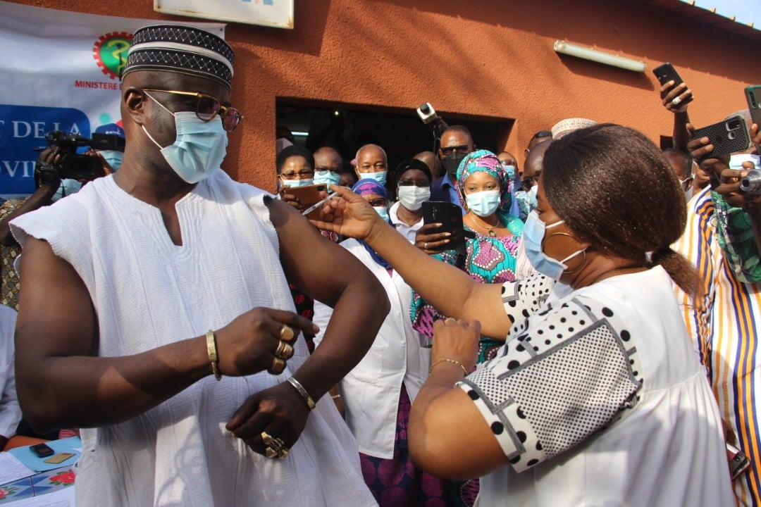 Début de la vaccination anti-Covid au Burkina : Charlemagne, Dominique et  Béouindé ont reçu leur 1ère dose