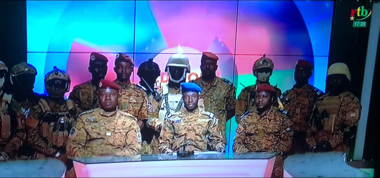 Coup d’Etat au Burkina: Voici venus les jours du MPSR avec le lieutenant-colonel Paul-Henri Damiba Coup d’Etat au Burkina: Voici venus les jours du MPSR avec le lieutenant-colonel Paul-Henri Damiba