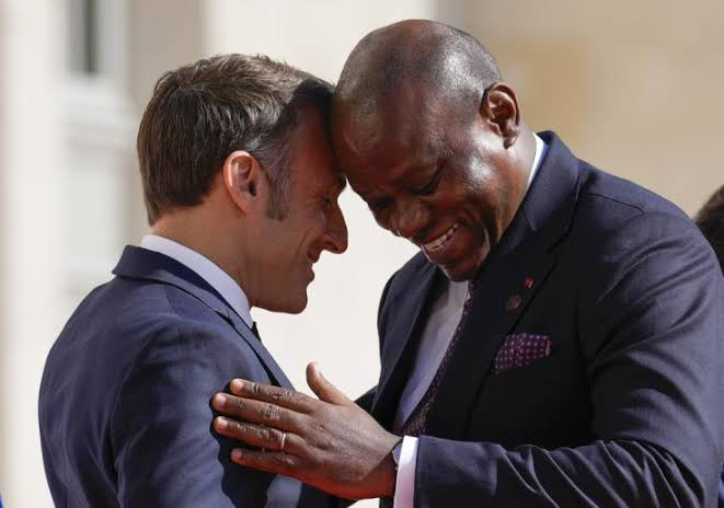 Brice Clotaire Oligui Nguema à l’Elysée : « plus de voiture sans chauffeur » mais… Brice Clotaire Oligui Nguema à l’Elysée : « plus de voiture sans chauffeur » mais…