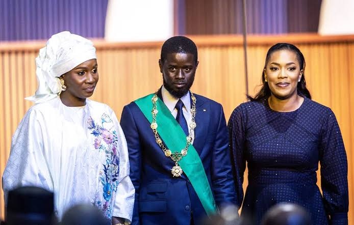 ​Les premières dames du Sénégal et les 500 millions de billets des JOJ Dakar 2026 : Marie Khone et Absa Faye à l’épreuve de la Fondation caritative